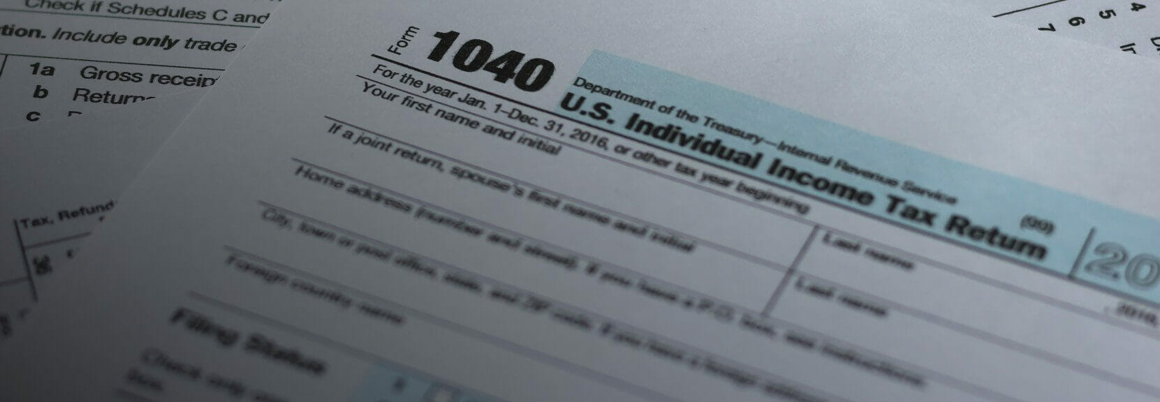 A blank 1040 tax form dated for the year 2016.